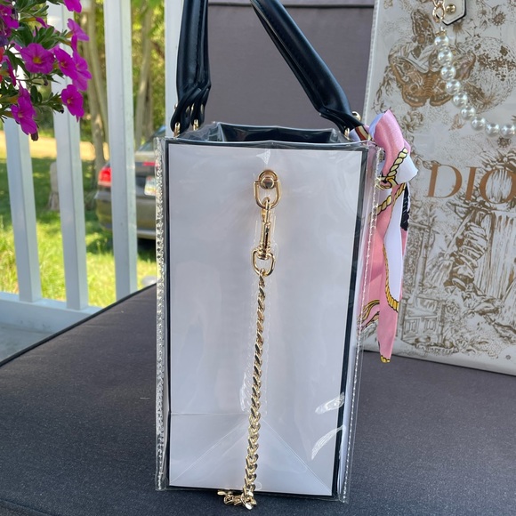 CHANEL Vinyl Crossbody - Picture 5 of 13